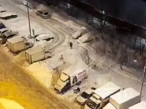 Чтоб вас так любили! 😉 и занимали парковочное место среди сугробов и машин 🫰🏼

🔥 — Красота, ну
👍🏻 — ... - фотография