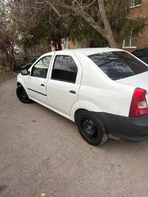 Рено логан 2015 года, 200.000 пробег есть кондиционер гидроусилитель салон чистый, прияный все целое... - фотография