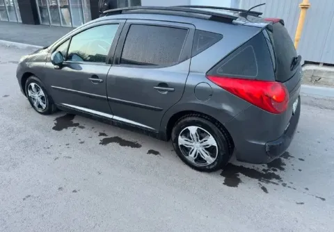 Продам пежо 207 св. на ходу ездит каждый день. есть не большие нюансы по кузову не критичные на фото... - фотография