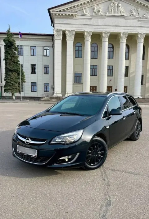 Опель астра j 2013г. автомат в строгом чёрном цвете. цена 740тыс торг. один бережный владелец за все... - фотография