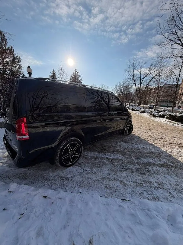 Mercedes v-class v250, 2018год, 190лс, 121 тыс км пробег, полный привод, автомобиль куплен у официального дилера, по факту 3й владелец, первый хоз это салон, и были перевес номеров
Зоны риски и пескоструя затянуты в пленку, так же авто покрыт керамикой, стоят улучшенные передние тормоза( суппорта и увеличенный тормозной диск) без проблем могу вернуть в стоковые. По комплектации камеры 360, музыка burmester, кожа nappa, задние форточки электро, черный потолок, удержание в полосе, обе электродвери, столик, датчик слепых зон, адаптивный круиз, адаптивные фары, дополнительно уставлен carplay, штатный webasto, оригинальный пробег, обслуживался у оф. Диллера, пробег подтвердит любой диллер mb, попутно обслуживал в клубном сервисе mb, для диагностики может выехать ростов+ отдам комплект летней резины с дисками. По автомобилю делать абсолютно ничего не нужно, недавно были заменены масла в редукторах и коробке
Цена 5🍋
Торг
Тел : +79493723676
Авто находится в донецке, днр - фотография - 1