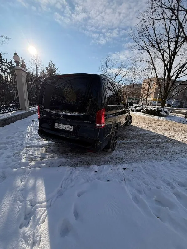 Mercedes v-class v250, 2018год, 190лс, 121 тыс км пробег, полный привод, автомобиль куплен у официального дилера, по факту 3й владелец, первый хоз это салон, и были перевес номеров
Зоны риски и пескоструя затянуты в пленку, так же авто покрыт керамикой, стоят улучшенные передние тормоза( суппорта и увеличенный тормозной диск) без проблем могу вернуть в стоковые. По комплектации камеры 360, музыка burmester, кожа nappa, задние форточки электро, черный потолок, удержание в полосе, обе электродвери, столик, датчик слепых зон, адаптивный круиз, адаптивные фары, дополнительно уставлен carplay, штатный webasto, оригинальный пробег, обслуживался у оф. Диллера, пробег подтвердит любой диллер mb, попутно обслуживал в клубном сервисе mb, для диагностики может выехать ростов+ отдам комплект летней резины с дисками. По автомобилю делать абсолютно ничего не нужно, недавно были заменены масла в редукторах и коробке
Цена 5🍋
Торг
Тел : +79493723676
Авто находится в донецке, днр - фотография - 3