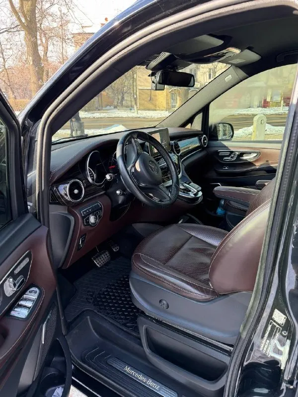 Mercedes v-class v250, 2018год, 190лс, 121 тыс км пробег, полный привод, автомобиль куплен у официального дилера, по факту 3й владелец, первый хоз это салон, и были перевес номеров
Зоны риски и пескоструя затянуты в пленку, так же авто покрыт керамикой, стоят улучшенные передние тормоза( суппорта и увеличенный тормозной диск) без проблем могу вернуть в стоковые. По комплектации камеры 360, музыка burmester, кожа nappa, задние форточки электро, черный потолок, удержание в полосе, обе электродвери, столик, датчик слепых зон, адаптивный круиз, адаптивные фары, дополнительно уставлен carplay, штатный webasto, оригинальный пробег, обслуживался у оф. Диллера, пробег подтвердит любой диллер mb, попутно обслуживал в клубном сервисе mb, для диагностики может выехать ростов+ отдам комплект летней резины с дисками. По автомобилю делать абсолютно ничего не нужно, недавно были заменены масла в редукторах и коробке
Цена 5🍋
Торг
Тел : +79493723676
Авто находится в донецке, днр - фотография - 4