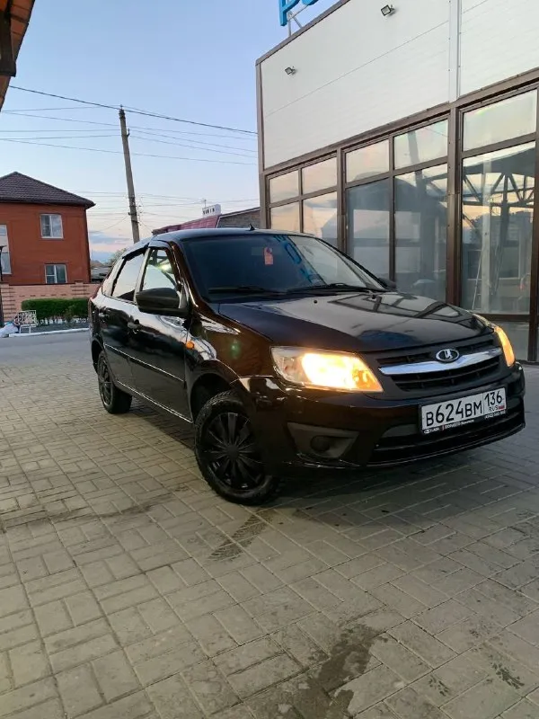 Продаю lada granta, 2014 год, лифтбек.

Машина в хорошем состоянии: садись и езжай. Ничего вкладывать не надо. Кузов целый, дно и стаканы живые, ржавчины нет. Техника идеально, каждый день на ходу, никаких проблем. Пробег настоящий, в такси не была.

Всё работает: электроусилитель руля, стеклоподъёмники, обогревы. Документы чистые. Могу сходить с вами в мрэо при оформлении.

Могу обменять на авто подешевле — ваша доплата. Или оформим в кредит.

-Цена: 295 тыс. ₽.
Осмотр: ростов, батайск. Возможна доставка по договорённости.
Пишите в личные сообщения или звоните:
Эдуард: +7 906 181-92-15
Дмитрий: +7 903 488-68-38

Vk. Ru/eduard. Kucherov - фотография - 1