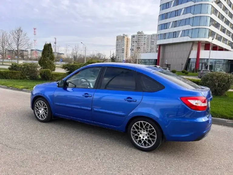 Продам личный автомобиль лада 2021 года гранта лифтбек( очень большое багажное отделение)

В очень красивом голубом цвете (голубая планета)
С родным пробегом 67 т. Км( любые проверки)
Автомобиль весь в родной краске (могу предоставить видео с толщиномером по запросу)

Автомобиль 16-ти клапанный с кондиционером
Технически в идеальном состоянии (возможна проверка в любом сервисе)
Колеса r16 практически новые
Диски тормозные в круг и перед и зад
Бережная эксплуатация
Своевременное обслуживание
Чистый ухоженный салон
Чистая прозрачная история(скину по запросу)
Машина в дтп не участвовала
Автомобиль вложений не требует абсолютно никаких

В машине работает абсолютно все каждая кнопочка и каждая лампочка

Установлена сенсорная магнитола с carplay и камерой заднего вида

Двухсторонняя сигнализация с обратной связью

Пробег 67 тыс км
Цена 765 т. Р.
Все вопросы по тел 89186635333 - фотография - 2