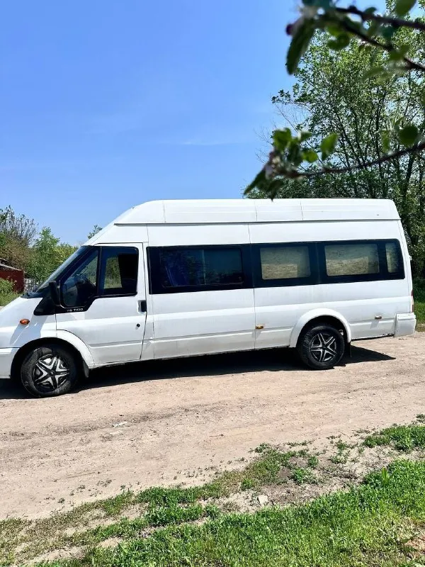 Продаю ford transit 2005 года выпуска. Автомобиль был зарегистрирован в гаи как «в» класс. Т. Е. Для управления данным авто нужна категория на легковой автомобиль. Самый большой авто данного класса. Был междугородним маршрутным автобусом. Мной был приобретен и переделан для перевозки овощей и фруктов, но позже сменил вид деятельности и автомобиль так и не был использован по назначению. Двигатель запускается и работает идеально, без какого-либо дыма, не троит, работает как и должен. Уровень масла в двигателе держится от замены до замены, не доливая ни грамма ! Коробка так же работает без каких-либо нареканий. Боковая дверь на электроприводе. Тахографы, платоны и прочее естественно не требуются, так как это легковой авто. Вложений абсолютно никаких не требуется, все работает исправно. .
Номер для связи +79381001314 - фотография - 2