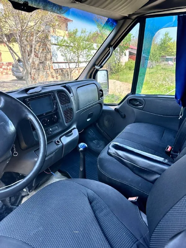 Продаю ford transit 2005 года выпуска. Автомобиль был зарегистрирован в гаи как «в» класс. Т. Е. Для управления данным авто нужна категория на легковой автомобиль. Самый большой авто данного класса. Был междугородним маршрутным автобусом. Мной был приобретен и переделан для перевозки овощей и фруктов, но позже сменил вид деятельности и автомобиль так и не был использован по назначению. Двигатель запускается и работает идеально, без какого-либо дыма, не троит, работает как и должен. Уровень масла в двигателе держится от замены до замены, не доливая ни грамма ! Коробка так же работает без каких-либо нареканий. Боковая дверь на электроприводе. Тахографы, платоны и прочее естественно не требуются, так как это легковой авто. Вложений абсолютно никаких не требуется, все работает исправно. .
Номер для связи +79381001314 - фотография - 4