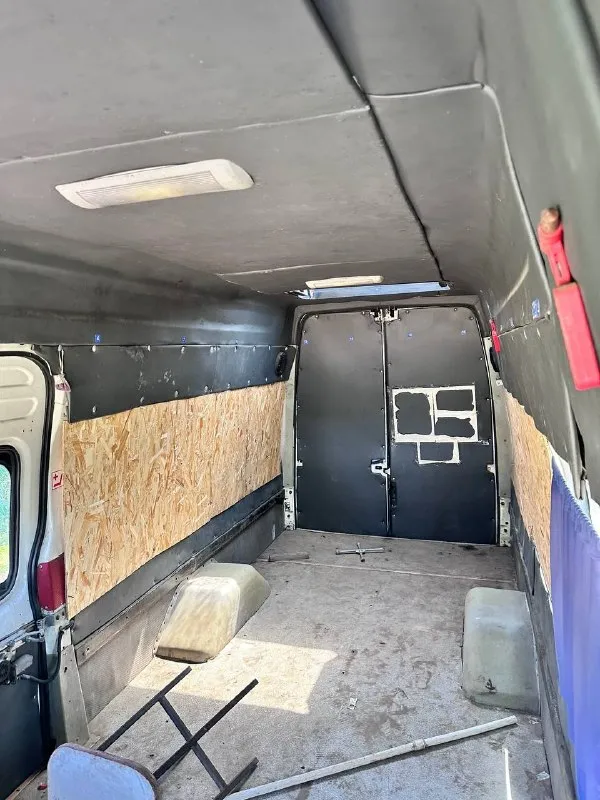 Продаю ford transit 2005 года выпуска. Автомобиль был зарегистрирован в гаи как «в» класс. Т. Е. Для управления данным авто нужна категория на легковой автомобиль. Самый большой авто данного класса. Был междугородним маршрутным автобусом. Мной был приобретен и переделан для перевозки овощей и фруктов, но позже сменил вид деятельности и автомобиль так и не был использован по назначению. Двигатель запускается и работает идеально, без какого-либо дыма, не троит, работает как и должен. Уровень масла в двигателе держится от замены до замены, не доливая ни грамма ! Коробка так же работает без каких-либо нареканий. Боковая дверь на электроприводе. Тахографы, платоны и прочее естественно не требуются, так как это легковой авто. Вложений абсолютно никаких не требуется, все работает исправно. .
Номер для связи +79381001314 - фотография - 5