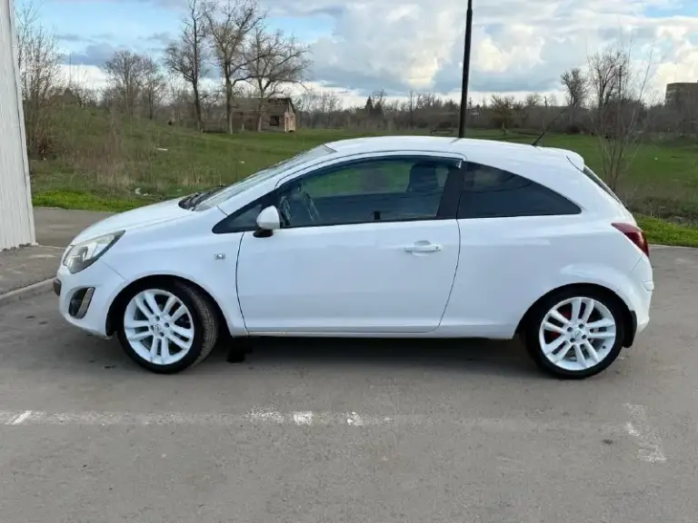 Opel corsa d, 3 дв. , 2013 г. , 1.4 (101 л. С. ), автомат, рестайлинг
Пробег: 216 000 км
Цена: 550 000 ₽ (торг при осмотре)

Машина в ежедневной заботе — езжу каждый день, всё работает. Салон без запаха: не курили, детей не возили.

Комплектация почти максимальная:
— Коробка автомат
— Подогрев передних сидений
— Обогрев зеркал и заднего стекла
— Климат-контроль
— Датчики света и дождя
— Задние парктроники
— Поворотные фары с подсветкой поворота
— Мультируль
— Магнитола с aux и usb
— Электростеклоподъёмники
— Родные оригинальные диски r17
— Заводской ремкомплект для шин (компрессор с герметиком)

Технически перебрано почти всё. По двигателю (капиталка): новые поршни, кольца, гидрокомпенсаторы, маслосъемные колпачки, помпа, цепь грм, ремень генератора, клапанная крышка (алюминий) и все сопутствующее другое. Масло — оригинальное.

По доп. Вопросам по телефону 8 961 298 28 16 - фотография - 2