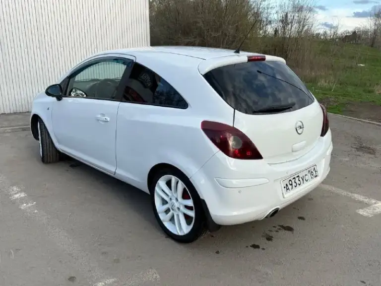Opel corsa d, 3 дв. , 2013 г. , 1.4 (101 л. С. ), автомат, рестайлинг
Пробег: 216 000 км
Цена: 550 000 ₽ (торг при осмотре)

Машина в ежедневной заботе — езжу каждый день, всё работает. Салон без запаха: не курили, детей не возили.

Комплектация почти максимальная:
— Коробка автомат
— Подогрев передних сидений
— Обогрев зеркал и заднего стекла
— Климат-контроль
— Датчики света и дождя
— Задние парктроники
— Поворотные фары с подсветкой поворота
— Мультируль
— Магнитола с aux и usb
— Электростеклоподъёмники
— Родные оригинальные диски r17
— Заводской ремкомплект для шин (компрессор с герметиком)

Технически перебрано почти всё. По двигателю (капиталка): новые поршни, кольца, гидрокомпенсаторы, маслосъемные колпачки, помпа, цепь грм, ремень генератора, клапанная крышка (алюминий) и все сопутствующее другое. Масло — оригинальное.

По доп. Вопросам по телефону 8 961 298 28 16 - фотография - 3