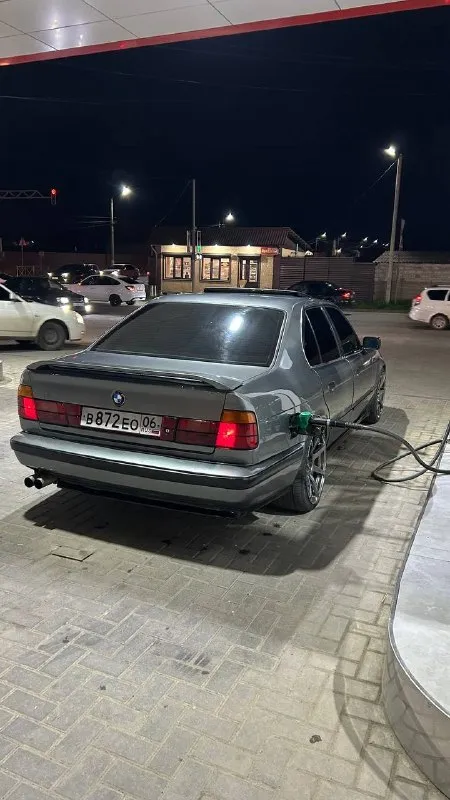 Продаю 680 т или обмен 89626440603
Bmw e34 двигатель в идеальном состоянии м50б25 94 год
Рестайлинг
- В техническом плане все отлично по электрике работает можно сказать абсолютно все.
- Начиная с системы охлаждения и до заднего редуктора всё обслужено. Заменена "трасса" кондиционера вплоть до радиатора, (также ремень вместе с натяжителем) заправлен. Кондей "арктика" печка "ташкент"
- Радиатор от m60 с вентиляторами от нивы,
Расширительный бачок стоит отдельно не надо воздух гонять), стоит перемычка на горячую и холодную. Ремень, натяжитель, ролики всё заменено-. Есть газ(полностью обслужен). Сцепление двухмассовая коробка гетраг 220 (контрактная) на кардане две крестовины, подвесное, мягкое соединение и балансировка сделаны. - фотография - 3