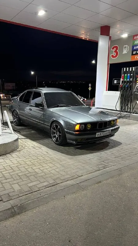 Продаю 680 т или обмен 89626440603
Bmw e34 двигатель в идеальном состоянии м50б25 94 год
Рестайлинг
- В техническом плане все отлично по электрике работает можно сказать абсолютно все.
- Начиная с системы охлаждения и до заднего редуктора всё обслужено. Заменена "трасса" кондиционера вплоть до радиатора, (также ремень вместе с натяжителем) заправлен. Кондей "арктика" печка "ташкент"
- Радиатор от m60 с вентиляторами от нивы,
Расширительный бачок стоит отдельно не надо воздух гонять), стоит перемычка на горячую и холодную. Ремень, натяжитель, ролики всё заменено-. Есть газ(полностью обслужен). Сцепление двухмассовая коробка гетраг 220 (контрактная) на кардане две крестовины, подвесное, мягкое соединение и балансировка сделаны. - фотография - 4