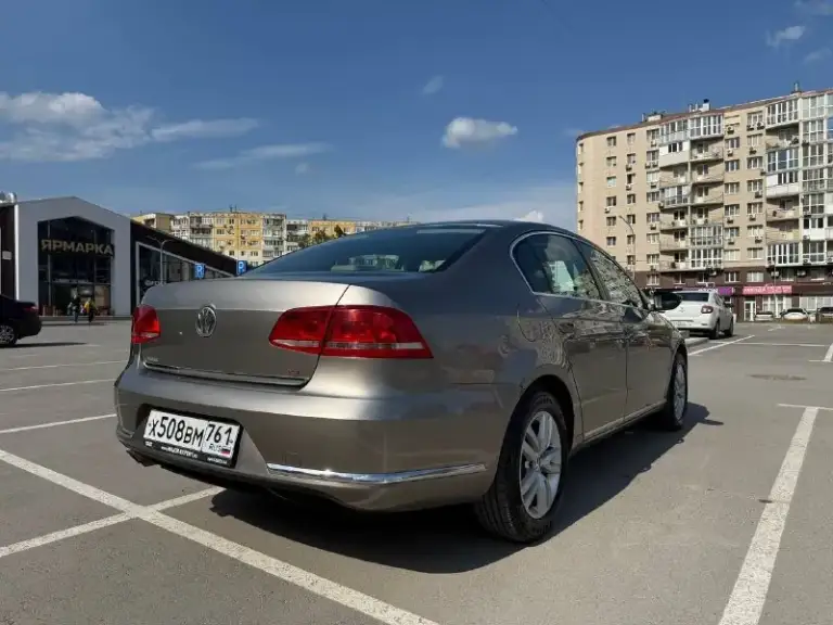 Volkswagen passat b7 2012 1.8 6-ти ступенчатая механика. Автомобиль в достойном состоянии, приобретался на пробеге 177 тыс. Км. , с июля 2022 года в одной семье, в дтп не участвовал, расчетов страховой не производилось, оригинальный птс. С момента покупки обслуживается у одного механика, понимающего в автомобилях vag группы, замена масла каждые 8,000 км. (liqui moly leichtlauf hc7 5w-40), масло не ест, посторонних звуков по ходовой нет, бензин исключительно 95 (в основном лукойл экто) на пробеге 218 тыс. Км. Произведен капитальный ремонт двигателя (с расточкой блока/головки, заменой поршневой группы, вкладышей, клапанов с направляющими и много другого, подробнее по телефону), заменен комплект сцепления (ставился оригинал - luk). Из последнего - заменена помпа (в сборе с корпусом), полностью заменен антифриз, установлен маслоотделитель следующего поколения. Состояние кузова на фото (присутствуют сколы лкп на кузовных элементах автомобиля, сквозных коррозий нет)
+79515017852 Евгений - фотография - 2