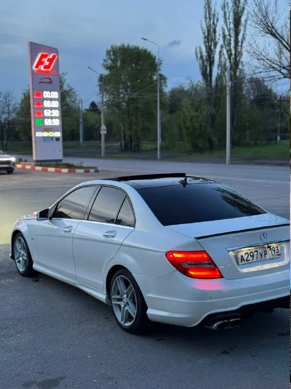 Mercedes-benz с 180 w204 рестайлинг.
Полная комплектация с панорамой, amg заводской пакет.
Пробег 280 родной
Автотека хорошая
Двигатель после полной замены цепи грм прошел около 4-тысяч, работает отлично, ровно, едет очень хорошо.
Коробка отлично без рывков, не пинает. Переключает плавно.
Ходовая часть отлично полностью обслужена. Едет мягко, ничего не стучит не бьёт.
По салону установлена подсветка-управление с телефона.
По внешнему виду как на фото, где-то есть скольчки, окрасы тоже имеются за столько лет, ничего критичного, вид у машины есть, всё как на фото.
Документы чистые, залогов арестов и тд нет. Машина готова к переоформлению.
Торг только реальному покупателю.

Контакты:
89885635143 - фотография - 1