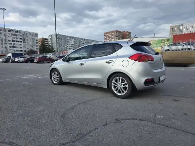 Продается надежный и комфортный автомобиль kia ceed, год выпуска 2012,пробег 239000-преимущественно трассовый, я второй хозяин, владею авто с 2014 года, птс оригинал, без штрафов и запретов, комплектация comfort- есть все для комфортной эксплуатации, много полезных и приятных опций-поворотный свет, подогрев руля и т. Д. Кондиционер обслужен и заправлен, холодит отлично, акпп передачи переключает плавно без рывков, меняю масло в коробке частичным методом каждые 30000км - масло zic, двс обслужен, работает тихо, без посторонних звуков, замена масла каждые 8000км, масло zic 5w30.подвеска обслужена, проблем с ней не имеется, на пробеге 210000 км была произведена замена рулевой рейк. Новый акб. Есть крашенные элементы- передний бампер, переднее крыло, капот -но без криминала-безопасность на месте, геометрия не нарушена, в комплекте зимняя резина formula, покупалась новой в 2024 году. Цена 870 тысяч рублей, торг уместен, продаю в связи с покупкой другого авто. Телефон для связи 89298195182, михаил - фотография - 1