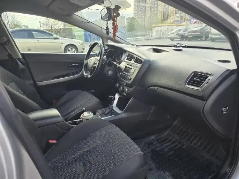 Продается надежный и комфортный автомобиль kia ceed, год выпуска 2012,пробег 239000-преимущественно трассовый, я второй хозяин, владею авто с 2014 года, птс оригинал, без штрафов и запретов, комплектация comfort- есть все для комфортной эксплуатации, много полезных и приятных опций-поворотный свет, подогрев руля и т. Д. Кондиционер обслужен и заправлен, холодит отлично, акпп передачи переключает плавно без рывков, меняю масло в коробке частичным методом каждые 30000км - масло zic, двс обслужен, работает тихо, без посторонних звуков, замена масла каждые 8000км, масло zic 5w30.подвеска обслужена, проблем с ней не имеется, на пробеге 210000 км была произведена замена рулевой рейк. Новый акб. Есть крашенные элементы- передний бампер, переднее крыло, капот -но без криминала-безопасность на месте, геометрия не нарушена, в комплекте зимняя резина formula, покупалась новой в 2024 году. Цена 870 тысяч рублей, торг уместен, продаю в связи с покупкой другого авто. Телефон для связи 89298195182, михаил - фотография - 2