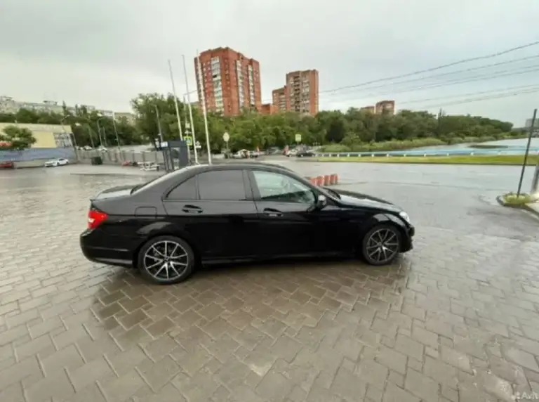 Mercedes-benz c-class (w204) 1.6 amg-пакет. Очень живое состояние!

Продаётся легендарный mercedes-benz c-class в вкусной комплектации.

Автомобиль 2012 года, сердце — надёжный экономичный двигатель 1.6 (бензин). Главная фишка: полноценный amg-пакет.

✅ Состояние: живой, ухоженный автомобиль. Краска радует глаз — сколы и царапины в пределах разумного (это не новая машина, скину на полировку )

✅ Салон: кожа, электрорегулировки работают как часы. Торпедо не скрипит.

✅ Техника: двигатель 1.6 заводится с пол-оборота, не ест масло, не дымит. Коробка переключается плавно, без пинков. Ходовая "собранная"

Недавно поменял масла с фильтрами в коробке и двигателе, сел поехал, делать ничего не нужно, езжу каждый день.

Комплектация:

🔹 Amg внешний пакет

🔹Кожаный салон, черный потолок

🔹 Электропривод сидений

🔹2Х зонный климат-контроль

🔹 Подогрев передних сидений и зеркал

🔹 Парктроники, bluetooth

🔹 Мульти руль, круиз контроль

🔹Датчик дождя
Обмен не интересен.
1,5 🍋

Звоните или пишите 8906 420 20 64 - фотография - 2