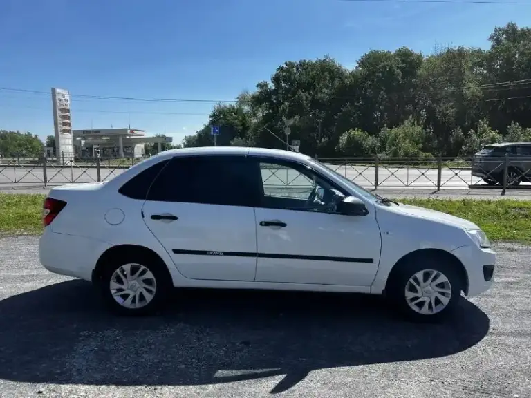 Lada granta 2018 года — надёжный и неприхотливый автомобиль! 🚗
Продаю свою lada granta — машина проверена временем и дорогами, не подведёт ни в городе, ни в дальнейпоездке. Отличный вариант для тех, кто ищет авто без лишних хлопот: сел и поехал!
Что особенно радует в этой машине: ✅ кузов в отличном состоянии — без ржавчины, дополнительно обработан антикоррозийным составом(промовилен). ✅ двигатель работает как часы — тянет уверенно, расход топлива адекватный. ✅ коробка передач переключается плавно, без хрустов и заеданий. ✅ ходовая часть в полном порядке — ничего не стучит и не гремит, на дороге стоит уверенно. ✅ автомобиль очень резвый на ходу — приятно ускоряется и легко маневрирует. ✅ стоит практически новая летняя резина — ещё долго прослужит. ✅ салон ухоженный, аккуратный, не прокуренный — в нём комфортно и приятно находиться.
Никаких срочных вложений не требуется — машина полностью готова к эксплуатации.
💰 Цена: 625 000 рублей. 8 (905) 430-01-88 - фотография - 4