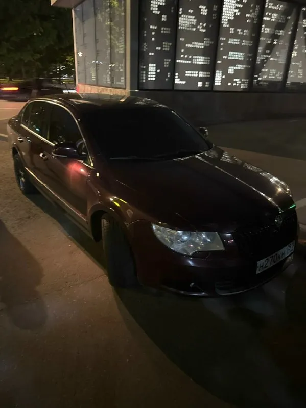 Продаётся skoda superb ii 2008 года!
Красавец в полном расцвете сил! Надёжный чешский танк, который ест километры на завтрак, а владельца холит и лелеет. Просторный как хата-студия, комфортный, будто ты сидишь в кресле у любовницы, и при этом жрёт так скромно, что даже твоя бывшая позавидовала бы.
Состояние огонь, внешность на уровне “мне ещё не сорок, но я уже солидный”.
Цена адекватная, торг уместен для своих.
Звони:

Контакты:
+79026584625 - фотография - 1