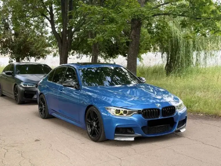 В продаже bmw f30 (2014 года)
‼️Возможна продажа в кредит‼️или обмен в обе стороны

Двигатель 3.0 twin-turbo. (рестайлинг стоит) коробка 8-ми ступенчатый автомат.

Автомобиль в отличном состоянии. Редкий цвет estoril blue. Машину всегда обслуживал вовремя, двигатель работает идеально, масло не расходует, потеки и тд. Отсутствуют. По коробке автомат, также никаких проблем, переключает отлично.

-По доработкам: м3 обвес, доработан выхлоп с отстрелами на sport режиме. Прошивка stage 2+ zrperformance (400+ сил), установлен downpipe, charge pipe, прошивка акп, тормоза с м3.
-Комплектация: сиденья алькантара m-performance, руль m-performance, карбон по салону, климат, подогревы сидений, черный потолок, люк, складывания зеркал, круиз, датчик дождя/света, режимы езды (eco-comfort-sport-sport+), start-stop.

Stage делали в москве на zr performance ( очень много сил и денег вложено в автомобиль)

✅Тех осмотр пройден

Цена 2.345.000 торг на месте
Рассматриваю обмен в обе стороны

Номер телефона +7 949 382 2120 - фотография - 1