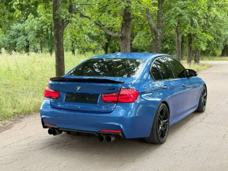 В продаже bmw f30 (2014 года)
‼️Возможна продажа в кредит‼️или обмен в обе стороны

Двигатель 3.0 twin-turbo. (рестайлинг стоит) коробка 8-ми ступенчатый автомат.

Автомобиль в отличном состоянии. Редкий цвет estoril blue. Машину всегда обслуживал вовремя, двигатель работает идеально, масло не расходует, потеки и тд. Отсутствуют. По коробке автомат, также никаких проблем, переключает отлично.

-По доработкам: м3 обвес, доработан выхлоп с отстрелами на sport режиме. Прошивка stage 2+ zrperformance (400+ сил), установлен downpipe, charge pipe, прошивка акп, тормоза с м3.
-Комплектация: сиденья алькантара m-performance, руль m-performance, карбон по салону, климат, подогревы сидений, черный потолок, люк, складывания зеркал, круиз, датчик дождя/света, режимы езды (eco-comfort-sport-sport+), start-stop.

Stage делали в москве на zr performance ( очень много сил и денег вложено в автомобиль)

✅Тех осмотр пройден

Цена 2.345.000 торг на месте
Рассматриваю обмен в обе стороны

Номер телефона +7 949 382 2120 - фотография - 2