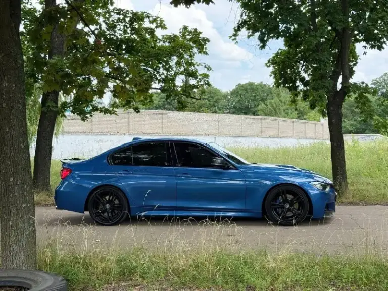 В продаже bmw f30 (2014 года)
‼️Возможна продажа в кредит‼️или обмен в обе стороны

Двигатель 3.0 twin-turbo. (рестайлинг стоит) коробка 8-ми ступенчатый автомат.

Автомобиль в отличном состоянии. Редкий цвет estoril blue. Машину всегда обслуживал вовремя, двигатель работает идеально, масло не расходует, потеки и тд. Отсутствуют. По коробке автомат, также никаких проблем, переключает отлично.

-По доработкам: м3 обвес, доработан выхлоп с отстрелами на sport режиме. Прошивка stage 2+ zrperformance (400+ сил), установлен downpipe, charge pipe, прошивка акп, тормоза с м3.
-Комплектация: сиденья алькантара m-performance, руль m-performance, карбон по салону, климат, подогревы сидений, черный потолок, люк, складывания зеркал, круиз, датчик дождя/света, режимы езды (eco-comfort-sport-sport+), start-stop.

Stage делали в москве на zr performance ( очень много сил и денег вложено в автомобиль)

✅Тех осмотр пройден

Цена 2.345.000 торг на месте
Рассматриваю обмен в обе стороны

Номер телефона +7 949 382 2120 - фотография - 3