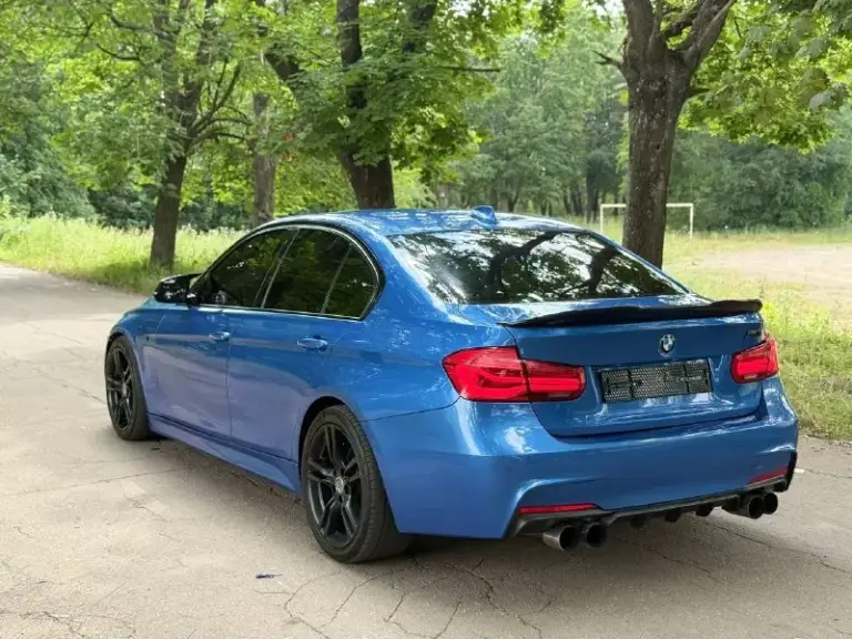 В продаже bmw f30 (2014 года)
‼️Возможна продажа в кредит‼️или обмен в обе стороны

Двигатель 3.0 twin-turbo. (рестайлинг стоит) коробка 8-ми ступенчатый автомат.

Автомобиль в отличном состоянии. Редкий цвет estoril blue. Машину всегда обслуживал вовремя, двигатель работает идеально, масло не расходует, потеки и тд. Отсутствуют. По коробке автомат, также никаких проблем, переключает отлично.

-По доработкам: м3 обвес, доработан выхлоп с отстрелами на sport режиме. Прошивка stage 2+ zrperformance (400+ сил), установлен downpipe, charge pipe, прошивка акп, тормоза с м3.
-Комплектация: сиденья алькантара m-performance, руль m-performance, карбон по салону, климат, подогревы сидений, черный потолок, люк, складывания зеркал, круиз, датчик дождя/света, режимы езды (eco-comfort-sport-sport+), start-stop.

Stage делали в москве на zr performance ( очень много сил и денег вложено в автомобиль)

✅Тех осмотр пройден

Цена 2.345.000 торг на месте
Рассматриваю обмен в обе стороны

Номер телефона +7 949 382 2120 - фотография - 4