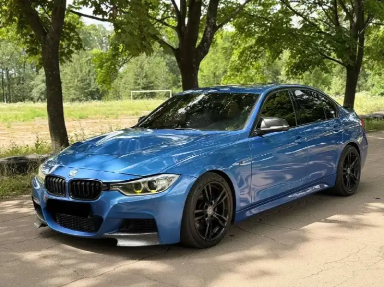 В продаже bmw f30 (2014 года)
‼️Возможна продажа в кредит‼️или обмен в обе стороны

Двигатель 3.0 twin-turbo. (рестайлинг стоит) коробка 8-ми ступенчатый автомат.

Автомобиль в отличном состоянии. Редкий цвет estoril blue. Машину всегда обслуживал вовремя, двигатель работает идеально, масло не расходует, потеки и тд. Отсутствуют. По коробке автомат, также никаких проблем, переключает отлично.

-По доработкам: м3 обвес, доработан выхлоп с отстрелами на sport режиме. Прошивка stage 2+ zrperformance (400+ сил), установлен downpipe, charge pipe, прошивка акп, тормоза с м3.
-Комплектация: сиденья алькантара m-performance, руль m-performance, карбон по салону, климат, подогревы сидений, черный потолок, люк, складывания зеркал, круиз, датчик дождя/света, режимы езды (eco-comfort-sport-sport+), start-stop.

Stage делали в москве на zr performance ( очень много сил и денег вложено в автомобиль)

✅Тех осмотр пройден

Цена 2.345.000 торг на месте
Рассматриваю обмен в обе стороны

Номер телефона +7 949 382 2120 - фотография - 5