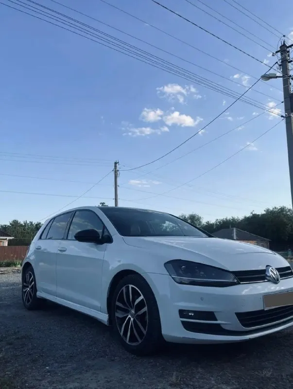Volkswagen golf 1.8 tsi 2014г. (америкос)
Golf в отличной комплектации.
Цвет: белый. (заводской окрас)
Пробег: 153300 км.
Акпп автомат
1.8 Бензин 125 квт / 170 л. С.
О машине:
Пользовалась девушка в качестве семейной машины на протяжении 2 лет обслуживание каждые 7000км. Оригинальным маслом volkswagen, авто привезено из америки без всяких прошивок и чипов, не масложер, ну путайте с 1.4. Авто выпускалось для рынка в америки, для не понимающих: автомобили для рынка сша чаще оснащаются богаче из-за жесткой конкуренции, привычек местных водителей, проводящих много времени за рулем, и особенностей налогообложения. «база» в америке обычно включает мощный мотор, акпп, кондиционер и современные системы безопасности;
Ходовка в идеальном состоянии;
Кожаный светлый салон;
Панорамный люк;
Подогрев сидений;
Кондиционер;
Камера заднего вида;
Круиз;
Музыка ww premium soundsystem “fender”;
Колеса: r17, зимняя резина счастливчику в подарок.
Обращаться по телефону:

Контакты:
+7 (928) 066-57-41 - фотография - 1