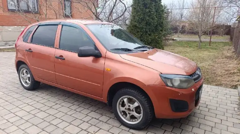 Lada kalina 1.6 мт / 2013 г. / оранжевый металлик

Продаю lada kalina ii поколения (2013 г. В. ) – надёжный и неприхотливый автомобиль. Машина в хорошем рабочем состоянии, готова к ежедневным поездкам.

Ключевые преимущества:

· Оригинальный птс – всё чисто, 3 владельца в истории.
· Ходовая и кузов – без скрытых дефектов, геометрия в порядке, незначительные следы коррозии.
· Проверенный мотор – 1.6 л (87 л. С. ) + механическая кпп – простой, ресурсный агрегат, доступный в ремонте.
· Готов к зиме – в комплекте отдельный комплект зимней резины, плюс на машине стоят литьё r14.

Оснащение:

· Салон тканевый, чистый, без повреждений
· Фронтальные подушки безопасности
· Электростеклоподъёмники (передние)
· Бортовой компьютер
· Центральный замок
· Аудиосистема с 2 динамика

Цена: 360 000 ₽ (торг уместен после осмотра).
Обмен не интересует.

📞 Звоните или пишите в мессенджеры по номеру телефона 89281632761– покажем машину, расскажем по обслуживанию, дадим прокатиться. Документы готовы к переоформлению. - фотография - 1