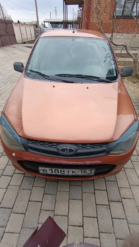 Lada kalina 1.6 мт / 2013 г. / оранжевый металлик

Продаю lada kalina ii поколения (2013 г. В. ) – надёжный и неприхотливый автомобиль. Машина в хорошем рабочем состоянии, готова к ежедневным поездкам.

Ключевые преимущества:

· Оригинальный птс – всё чисто, 3 владельца в истории.
· Ходовая и кузов – без скрытых дефектов, геометрия в порядке, незначительные следы коррозии.
· Проверенный мотор – 1.6 л (87 л. С. ) + механическая кпп – простой, ресурсный агрегат, доступный в ремонте.
· Готов к зиме – в комплекте отдельный комплект зимней резины, плюс на машине стоят литьё r14.

Оснащение:

· Салон тканевый, чистый, без повреждений
· Фронтальные подушки безопасности
· Электростеклоподъёмники (передние)
· Бортовой компьютер
· Центральный замок
· Аудиосистема с 2 динамика

Цена: 360 000 ₽ (торг уместен после осмотра).
Обмен не интересует.

📞 Звоните или пишите в мессенджеры по номеру телефона 89281632761– покажем машину, расскажем по обслуживанию, дадим прокатиться. Документы готовы к переоформлению. - фотография - 2