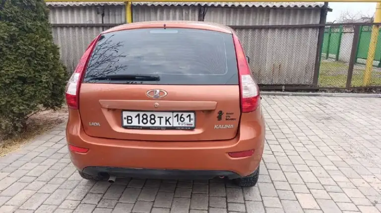 Lada kalina 1.6 мт / 2013 г. / оранжевый металлик

Продаю lada kalina ii поколения (2013 г. В. ) – надёжный и неприхотливый автомобиль. Машина в хорошем рабочем состоянии, готова к ежедневным поездкам.

Ключевые преимущества:

· Оригинальный птс – всё чисто, 3 владельца в истории.
· Ходовая и кузов – без скрытых дефектов, геометрия в порядке, незначительные следы коррозии.
· Проверенный мотор – 1.6 л (87 л. С. ) + механическая кпп – простой, ресурсный агрегат, доступный в ремонте.
· Готов к зиме – в комплекте отдельный комплект зимней резины, плюс на машине стоят литьё r14.

Оснащение:

· Салон тканевый, чистый, без повреждений
· Фронтальные подушки безопасности
· Электростеклоподъёмники (передние)
· Бортовой компьютер
· Центральный замок
· Аудиосистема с 2 динамика

Цена: 360 000 ₽ (торг уместен после осмотра).
Обмен не интересует.

📞 Звоните или пишите в мессенджеры по номеру телефона 89281632761– покажем машину, расскажем по обслуживанию, дадим прокатиться. Документы готовы к переоформлению. - фотография - 4