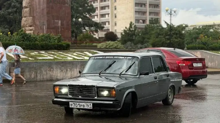 Ваз 2107, 2010 года.
Кпп после капиталки, ходовая перебрана, салон в нормальном состояние, музыка 2 усилка, саб и 4 колонки.
Черный потолок, линзы.
180 Тыс, торг. Осмотр ростовская область, город азов.
89398508561 - фотография - 2
