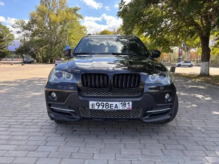 🔥 Продам надежный, честный и полностью обслуженный bmw x5 e70 2008 года выпуска с легендарным 3.0-литровым дизельным двигателем m57 по цене 2 050 000 рублей с торгом реальному покупателю, осмотр в городе луганск! 🚀 силовой агрегат работает как часы, а сам автомобиль находится в идеальном техническом состоянии — ходовая часть тотально обслужена, не имеет посторонних стуков и не требует абсолютно никаких вложений. 📈 машина используется ежедневно, полностью готова к любым дальним поездкам и имеет прозрачную историю: по птс всего два хозяина. 💎 по кузову присутствуют лишь естественные для возраста следы эксплуатации, при этом весь автомобиль сохранился в родной краске. ❄ в комплекте с кроссовером отдается набор абсолютно новых зимних шин, что сэкономит вам круглую сумму в сезон. 💵 для удобства покупателя возможна продажа автомобиля в кредит, а все интересующие вопросы вы можете задать по телефону +79591322418! 📞🏁 - фотография - 2