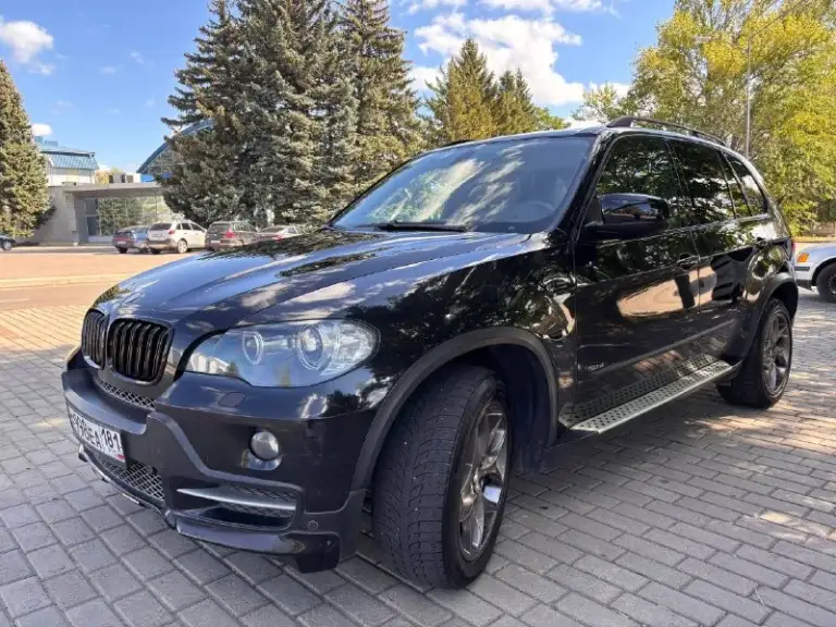 🔥 Продам надежный, честный и полностью обслуженный bmw x5 e70 2008 года выпуска с легендарным 3.0-литровым дизельным двигателем m57 по цене 2 050 000 рублей с торгом реальному покупателю, осмотр в городе луганск! 🚀 силовой агрегат работает как часы, а сам автомобиль находится в идеальном техническом состоянии — ходовая часть тотально обслужена, не имеет посторонних стуков и не требует абсолютно никаких вложений. 📈 машина используется ежедневно, полностью готова к любым дальним поездкам и имеет прозрачную историю: по птс всего два хозяина. 💎 по кузову присутствуют лишь естественные для возраста следы эксплуатации, при этом весь автомобиль сохранился в родной краске. ❄ в комплекте с кроссовером отдается набор абсолютно новых зимних шин, что сэкономит вам круглую сумму в сезон. 💵 для удобства покупателя возможна продажа автомобиля в кредит, а все интересующие вопросы вы можете задать по телефону +79591322418! 📞🏁 - фотография - 3