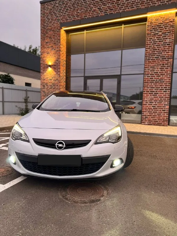 🚘 Opel astra gtc sport стильная, эффектная и комфортная машина, которая действительно выделяется на дороге.
Год: 2012
Пробег: 263 000 км
Цена: 920 000 ₽
Телефон: 89181688528
Кожаный комбинированный салон, климат-контроль, мультимедиа tesla, камера заднего вида, парктроники, gsm-сигнализация с автозапуском, afl-оптика с боковой подсветкой, диодная задняя оптика, диски r18, эффект панорамы.

По технической части: масло bardahl 5w30 каждые 5–6 тыс. Км, масло не расходует, оригинальные фильтры. Обслужены система охлаждения, теплообменник и клапанная крышка. Заменены цепь, прокладка гбц, помпа, антифриз, прокладка и сальник коленвала. Проведена ревизия турбины и кпп. Использовались комплектующие victor reinz.
Крыша и зеркала в чёрной глянцевой плёнке, весь перед в бронеплёнке, кузов покрыт керамикой.

Я 3-й владелец. Все документы, сервисная история, чеки и 3 ключа в наличии. Работы подтвержу фото и видео. - фотография - 2