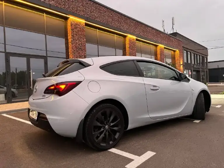 🚘 Opel astra gtc sport стильная, эффектная и комфортная машина, которая действительно выделяется на дороге.
Год: 2012
Пробег: 263 000 км
Цена: 920 000 ₽
Телефон: 89181688528
Кожаный комбинированный салон, климат-контроль, мультимедиа tesla, камера заднего вида, парктроники, gsm-сигнализация с автозапуском, afl-оптика с боковой подсветкой, диодная задняя оптика, диски r18, эффект панорамы.

По технической части: масло bardahl 5w30 каждые 5–6 тыс. Км, масло не расходует, оригинальные фильтры. Обслужены система охлаждения, теплообменник и клапанная крышка. Заменены цепь, прокладка гбц, помпа, антифриз, прокладка и сальник коленвала. Проведена ревизия турбины и кпп. Использовались комплектующие victor reinz.
Крыша и зеркала в чёрной глянцевой плёнке, весь перед в бронеплёнке, кузов покрыт керамикой.

Я 3-й владелец. Все документы, сервисная история, чеки и 3 ключа в наличии. Работы подтвержу фото и видео. - фотография - 3
