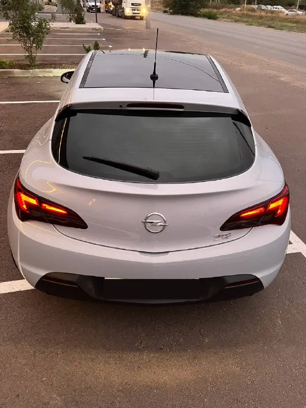🚘 Opel astra gtc sport стильная, эффектная и комфортная машина, которая действительно выделяется на дороге.
Год: 2012
Пробег: 263 000 км
Цена: 920 000 ₽
Телефон: 89181688528
Кожаный комбинированный салон, климат-контроль, мультимедиа tesla, камера заднего вида, парктроники, gsm-сигнализация с автозапуском, afl-оптика с боковой подсветкой, диодная задняя оптика, диски r18, эффект панорамы.

По технической части: масло bardahl 5w30 каждые 5–6 тыс. Км, масло не расходует, оригинальные фильтры. Обслужены система охлаждения, теплообменник и клапанная крышка. Заменены цепь, прокладка гбц, помпа, антифриз, прокладка и сальник коленвала. Проведена ревизия турбины и кпп. Использовались комплектующие victor reinz.
Крыша и зеркала в чёрной глянцевой плёнке, весь перед в бронеплёнке, кузов покрыт керамикой.

Я 3-й владелец. Все документы, сервисная история, чеки и 3 ключа в наличии. Работы подтвержу фото и видео. - фотография - 4