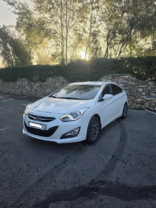 Марка: hyundai i40 2013год, механика.
Пробег: 210 т. Км.
Двигатель: 2 литра.
Цена: 980 т. Р.
Телефон: 89895503302
Место осмотра: ростов-на-дону.

Я третий собственник (вписан в птс ). Покупал за наличный расчет в хендай центре нижний новгород.
Сделана диагностическая карта.
Документы кристально чистые.

Автомобиль в отличном состоянии. Двигатель работает идеально. Делал эндоскопию (нет задиров), коробка механическая 6 ступенчатая, ходовая без посторонних звуков.

Автомобиль в самой полной комплектации на механической коробке передач. Цвет белый-перламутр. Бесключевой доступ, двухзонный климат-контроль, датчик света, дождя, электро ручник (автохолд), электро регулировка сиденья, салон-ткань, стоит сигнализация с автозапуском.
Сразу после покупки я сделал:

Замена линз в головном свете на mtf, установку делал в нижнем новгороде (зум авто), ставил самые дорогие и яркие линзы. Около 5 месяцев назад.

Заменил штатные колонки на более дорогие. (перед, зад). Около 5 месяцев назад. - фотография - 1
