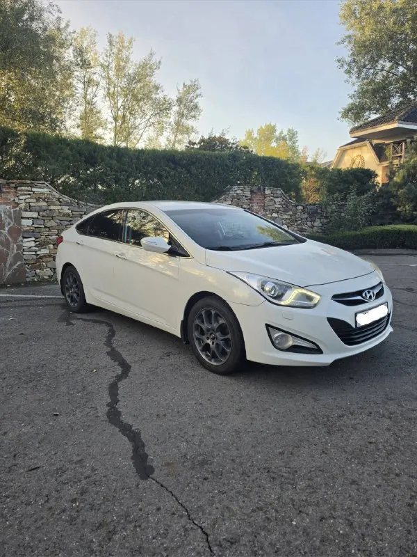 Марка: hyundai i40 2013год, механика.
Пробег: 210 т. Км.
Двигатель: 2 литра.
Цена: 980 т. Р.
Телефон: 89895503302
Место осмотра: ростов-на-дону.

Я третий собственник (вписан в птс ). Покупал за наличный расчет в хендай центре нижний новгород.
Сделана диагностическая карта.
Документы кристально чистые.

Автомобиль в отличном состоянии. Двигатель работает идеально. Делал эндоскопию (нет задиров), коробка механическая 6 ступенчатая, ходовая без посторонних звуков.

Автомобиль в самой полной комплектации на механической коробке передач. Цвет белый-перламутр. Бесключевой доступ, двухзонный климат-контроль, датчик света, дождя, электро ручник (автохолд), электро регулировка сиденья, салон-ткань, стоит сигнализация с автозапуском.
Сразу после покупки я сделал:

Замена линз в головном свете на mtf, установку делал в нижнем новгороде (зум авто), ставил самые дорогие и яркие линзы. Около 5 месяцев назад.

Заменил штатные колонки на более дорогие. (перед, зад). Около 5 месяцев назад. - фотография - 2
