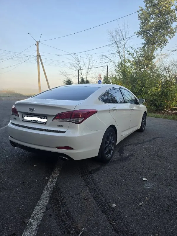 Марка: hyundai i40 2013год, механика.
Пробег: 210 т. Км.
Двигатель: 2 литра.
Цена: 980 т. Р.
Телефон: 89895503302
Место осмотра: ростов-на-дону.

Я третий собственник (вписан в птс ). Покупал за наличный расчет в хендай центре нижний новгород.
Сделана диагностическая карта.
Документы кристально чистые.

Автомобиль в отличном состоянии. Двигатель работает идеально. Делал эндоскопию (нет задиров), коробка механическая 6 ступенчатая, ходовая без посторонних звуков.

Автомобиль в самой полной комплектации на механической коробке передач. Цвет белый-перламутр. Бесключевой доступ, двухзонный климат-контроль, датчик света, дождя, электро ручник (автохолд), электро регулировка сиденья, салон-ткань, стоит сигнализация с автозапуском.
Сразу после покупки я сделал:

Замена линз в головном свете на mtf, установку делал в нижнем новгороде (зум авто), ставил самые дорогие и яркие линзы. Около 5 месяцев назад.

Заменил штатные колонки на более дорогие. (перед, зад). Около 5 месяцев назад. - фотография - 3
