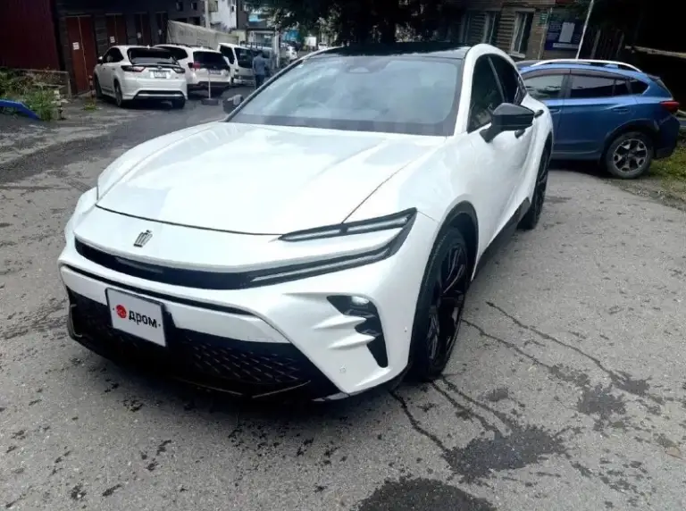 Марка и модель: toyota crown sport 2.5 hybrid z 4wd
Год выпуска: 2023
Дата выпуска: сентябрь 2023 года
Двигатель: бензиновый, 2.5 л, гибрид
Мощность: 186 л. С.
Коробка передач: вариатор
Привод: полный, e-four
Кузов: кроссовер, 5 дверей
Цвет: белый
Руль: правый
Пробег: 41 450 км
Поколение: xvi
Количество владельцев: 2

Комплектация и оснащение:
Панорамная крыша
Кожаный салон
Электропривод водительского сиденья с памятью настроек
Подогрев и вентиляция передних сидений
Электрорегулировка, подогрев и память руля
Двухзонный климат-контроль
Мультимедийный экран 12,3 дюйма
Apple carplay и android auto
Беспроводная зарядка qi
Проекция показаний приборов на лобовое стекло
Система кругового обзора с четырьмя камерами
Парктроники
Автоматическая парковка
Электропривод багажника
Салонное зеркало с автозатемнением и монитором заднего вида
Аудиосистема с 10 динамиками
Легкосплавные диски r21
Омыватели фар
Электропривод и подогрев боковых зеркал
Электронный стояночный тормоз

Дополнительная информация:

Приобретён на японском аукционе с оценкой 6а и пробегом 5 000 км.
В россии с сентября 2024 года.
Передняя часть автомобиля, лобовое стекло и панорамная крыша оклеены защитной плёнкой.
Установлены 3d-коврики.

Цена: 6100000
Телефон: +7 (914)727-75-84 - фотография - 2