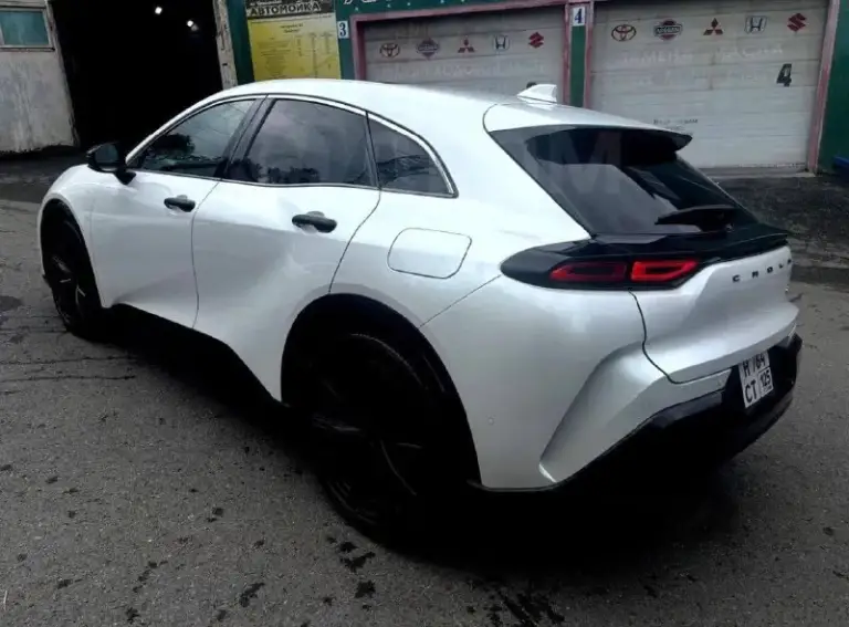 Марка и модель: toyota crown sport 2.5 hybrid z 4wd
Год выпуска: 2023
Дата выпуска: сентябрь 2023 года
Двигатель: бензиновый, 2.5 л, гибрид
Мощность: 186 л. С.
Коробка передач: вариатор
Привод: полный, e-four
Кузов: кроссовер, 5 дверей
Цвет: белый
Руль: правый
Пробег: 41 450 км
Поколение: xvi
Количество владельцев: 2

Комплектация и оснащение:
Панорамная крыша
Кожаный салон
Электропривод водительского сиденья с памятью настроек
Подогрев и вентиляция передних сидений
Электрорегулировка, подогрев и память руля
Двухзонный климат-контроль
Мультимедийный экран 12,3 дюйма
Apple carplay и android auto
Беспроводная зарядка qi
Проекция показаний приборов на лобовое стекло
Система кругового обзора с четырьмя камерами
Парктроники
Автоматическая парковка
Электропривод багажника
Салонное зеркало с автозатемнением и монитором заднего вида
Аудиосистема с 10 динамиками
Легкосплавные диски r21
Омыватели фар
Электропривод и подогрев боковых зеркал
Электронный стояночный тормоз

Дополнительная информация:

Приобретён на японском аукционе с оценкой 6а и пробегом 5 000 км.
В россии с сентября 2024 года.
Передняя часть автомобиля, лобовое стекло и панорамная крыша оклеены защитной плёнкой.
Установлены 3d-коврики.

Цена: 6100000
Телефон: +7 (914)727-75-84 - фотография - 3