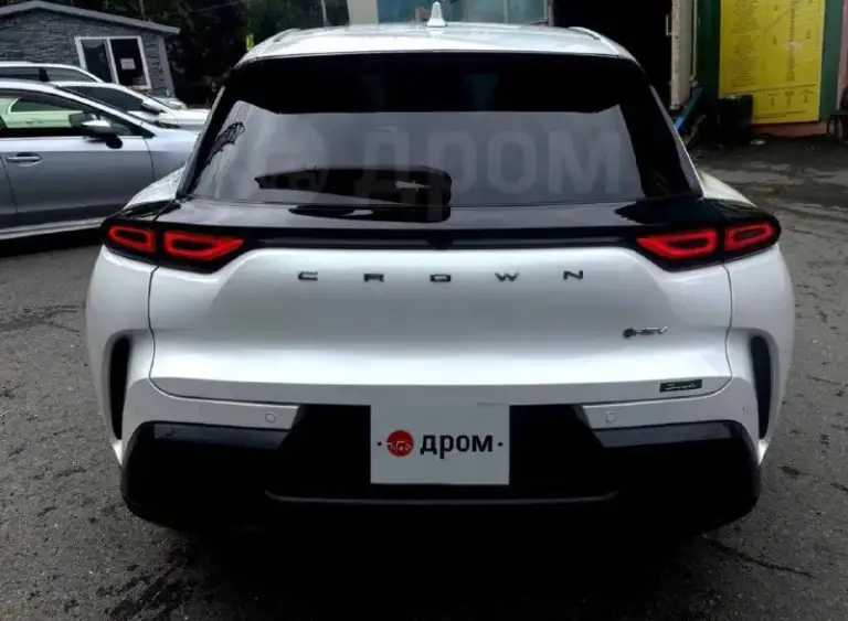 Марка и модель: toyota crown sport 2.5 hybrid z 4wd
Год выпуска: 2023
Дата выпуска: сентябрь 2023 года
Двигатель: бензиновый, 2.5 л, гибрид
Мощность: 186 л. С.
Коробка передач: вариатор
Привод: полный, e-four
Кузов: кроссовер, 5 дверей
Цвет: белый
Руль: правый
Пробег: 41 450 км
Поколение: xvi
Количество владельцев: 2

Комплектация и оснащение:
Панорамная крыша
Кожаный салон
Электропривод водительского сиденья с памятью настроек
Подогрев и вентиляция передних сидений
Электрорегулировка, подогрев и память руля
Двухзонный климат-контроль
Мультимедийный экран 12,3 дюйма
Apple carplay и android auto
Беспроводная зарядка qi
Проекция показаний приборов на лобовое стекло
Система кругового обзора с четырьмя камерами
Парктроники
Автоматическая парковка
Электропривод багажника
Салонное зеркало с автозатемнением и монитором заднего вида
Аудиосистема с 10 динамиками
Легкосплавные диски r21
Омыватели фар
Электропривод и подогрев боковых зеркал
Электронный стояночный тормоз

Дополнительная информация:

Приобретён на японском аукционе с оценкой 6а и пробегом 5 000 км.
В россии с сентября 2024 года.
Передняя часть автомобиля, лобовое стекло и панорамная крыша оклеены защитной плёнкой.
Установлены 3d-коврики.

Цена: 6100000
Телефон: +7 (914)727-75-84 - фотография - 4