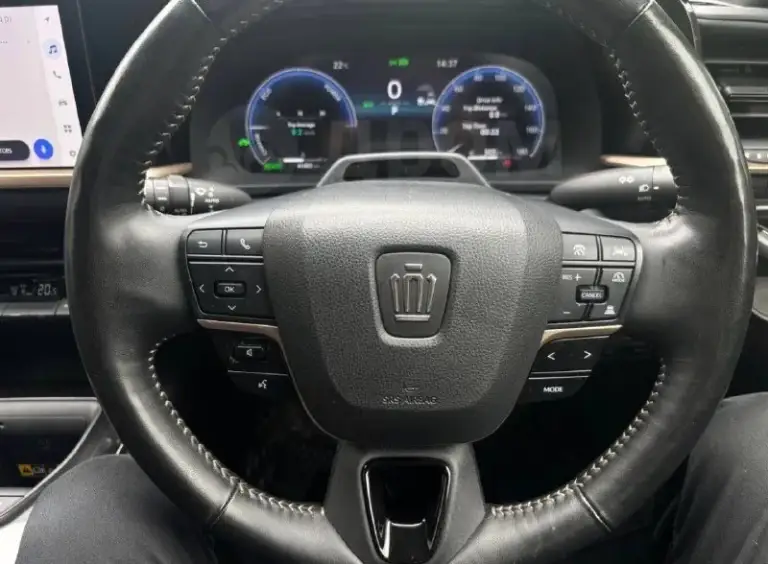 Марка и модель: toyota crown sport 2.5 hybrid z 4wd
Год выпуска: 2023
Дата выпуска: сентябрь 2023 года
Двигатель: бензиновый, 2.5 л, гибрид
Мощность: 186 л. С.
Коробка передач: вариатор
Привод: полный, e-four
Кузов: кроссовер, 5 дверей
Цвет: белый
Руль: правый
Пробег: 41 450 км
Поколение: xvi
Количество владельцев: 2

Комплектация и оснащение:
Панорамная крыша
Кожаный салон
Электропривод водительского сиденья с памятью настроек
Подогрев и вентиляция передних сидений
Электрорегулировка, подогрев и память руля
Двухзонный климат-контроль
Мультимедийный экран 12,3 дюйма
Apple carplay и android auto
Беспроводная зарядка qi
Проекция показаний приборов на лобовое стекло
Система кругового обзора с четырьмя камерами
Парктроники
Автоматическая парковка
Электропривод багажника
Салонное зеркало с автозатемнением и монитором заднего вида
Аудиосистема с 10 динамиками
Легкосплавные диски r21
Омыватели фар
Электропривод и подогрев боковых зеркал
Электронный стояночный тормоз

Дополнительная информация:

Приобретён на японском аукционе с оценкой 6а и пробегом 5 000 км.
В россии с сентября 2024 года.
Передняя часть автомобиля, лобовое стекло и панорамная крыша оклеены защитной плёнкой.
Установлены 3d-коврики.

Цена: 6100000
Телефон: +7 (914)727-75-84 - фотография - 6