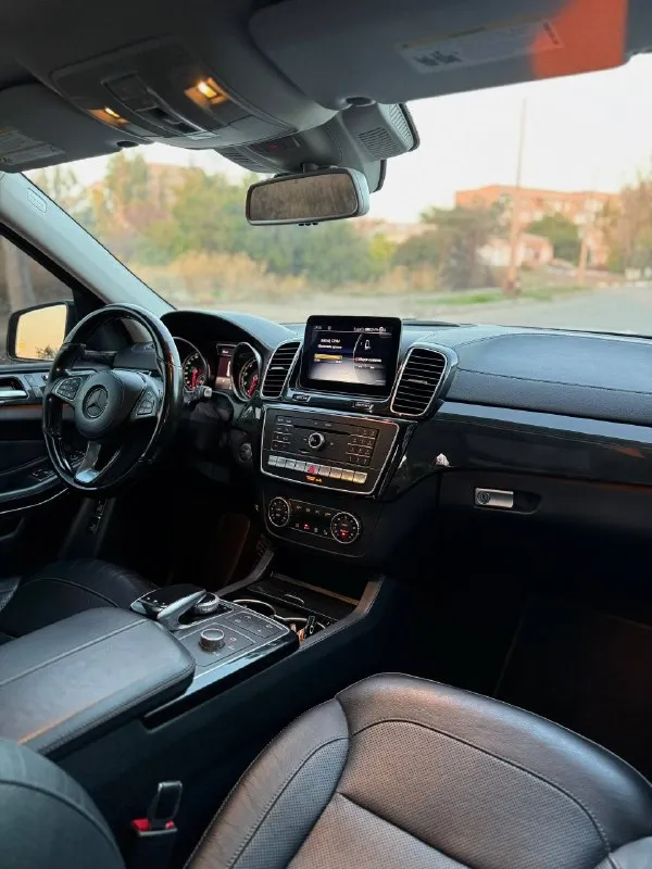 Мв gls 550 4 маtiс. 4.7 бензин
Пробег реальный 101.000км, своевременное обслуживание. Пройдены все то. Есть заказнаряды на все работы,
Комплектация максимальная: амg пакет, камеры 360, панорама, люк, доводчики всех дверей, круиз контроль, отслеживание разметки, мониторинг слепых зон, система автопарковки автомобиля, система автоторможения в экстренной ситуации, обогрев руля, вентиляция передних и подогрев всех сидений, премиальная акустическая система наrmаn каrdоn, штатная система аррlе саrрlаy со всеми функциями для iрhоnе, сенсорная панель для управления мультимедийной системой, спортивное оригинальное литье амg r21,электропривод багажника, память расположения сидений первого ряда, бесключевой доступ, 4 режима движения автомобиля, пневма 3 положения, система контроля давления в шинах, система контроля усталости водителя, приветственная экстерьерная и интерьерная подсветка автомобиля, раздельный климат контроль для пассажиров заднего ряда и многое другое.
Я собственник!
Цена 4.690.000
+79591996055 - фотография - 4