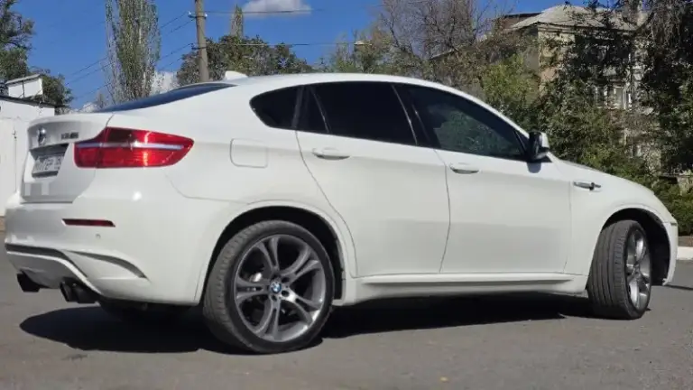 🔥 Продам ураганный bmw x6 m 2010 года выпуска на мощнейшем 4.4-литровом бензиновом моторе по цене 2 500 000 рублей! 🚀👑 автомобиль находится в идеальном техническом и внешнем состоянии для своего возраста, полностью обслужен и готов дарить незабываемые эмоции новому владельцу! 💣 пробег кузова составляет 264 000 км, но вся техническая часть тотально перебрана и доработана: сделан качественный капитальный ремонт двигателя, полностью устранен масложор, а любые задиры отсутствуют! 🛠⚡ все топливные форсунки заменены на самую надежную 12-ю ревизию, сделан грамотный чип-тюнинг, благодаря чему под капотом сейчас бушует порядка 680–700 лошадиных сил, а породистый и агрессивный звук обеспечивает дорогой оригинальный выхлоп ac schnitzer! 🔊💨 трансмиссия полностью подготовлена к экстремальным нагрузкам — автоматическая коробка передач перебрана и собрана на усиленных компонентах, а вместе с ней до винтика обслужена и раздаточная коробка авто! +79493637006! 📞🏁 - фотография - 2