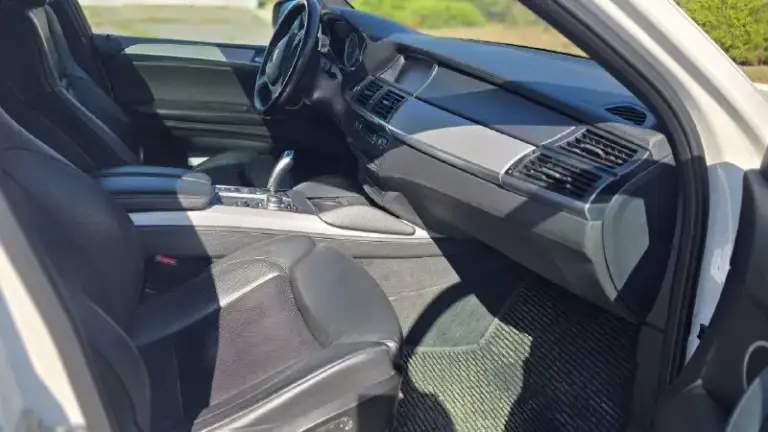 🔥 Продам ураганный bmw x6 m 2010 года выпуска на мощнейшем 4.4-литровом бензиновом моторе по цене 2 500 000 рублей! 🚀👑 автомобиль находится в идеальном техническом и внешнем состоянии для своего возраста, полностью обслужен и готов дарить незабываемые эмоции новому владельцу! 💣 пробег кузова составляет 264 000 км, но вся техническая часть тотально перебрана и доработана: сделан качественный капитальный ремонт двигателя, полностью устранен масложор, а любые задиры отсутствуют! 🛠⚡ все топливные форсунки заменены на самую надежную 12-ю ревизию, сделан грамотный чип-тюнинг, благодаря чему под капотом сейчас бушует порядка 680–700 лошадиных сил, а породистый и агрессивный звук обеспечивает дорогой оригинальный выхлоп ac schnitzer! 🔊💨 трансмиссия полностью подготовлена к экстремальным нагрузкам — автоматическая коробка передач перебрана и собрана на усиленных компонентах, а вместе с ней до винтика обслужена и раздаточная коробка авто! +79493637006! 📞🏁 - фотография - 3