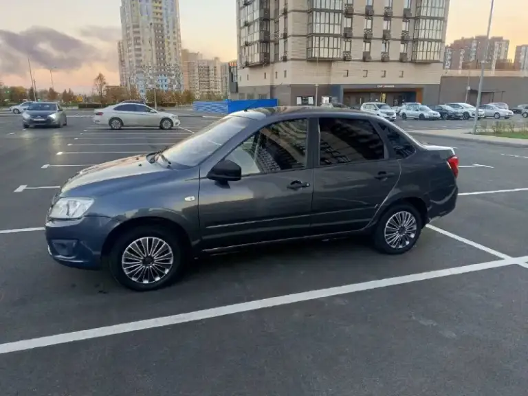 Продаю свой автомобиль. 2018г, 2 хозяина, 155 тыс. Км, пробег не скрученый, 1.6 87л. С. Авто без вложений. Тот самый вариант, где сел и поехал. Юридически чистая, без запретов и тд. С переоформлением проблем не будет. Оформлена на жену. Эксплуатировалась каждый день и никогда не подводила. Двигатель не троит, прет будь здоров даже с кондером. Масло менялось каждые 8-10т км. Коробка без хрустов, все передачи включаются как надо. По кузову есть мелкие недочёты, и жизненные коцки, машина не новая. Владею 3.5 года. Комфортная комплектация: эур, кондиционер, 2 передних стеклоподъёмника, обогрев заднего стекла и боковых зеркал. Вся электрика работает исправно. Кондиционер дует летом что надо, заправлял в прошлом году, зимой печка греет отлично.
За период владения были заменены тормоза в круг (диски, колодки, барабаны, цилиндрики), тросса ручника, грм, помпа
Осмотр левенцовка пр-кт солженицына. Цена 550т. Р. Обоснованный торг у капота присутствует. Звонить в любой день с 8-00 до 22-00. 89044478023 андрей. - фотография - 2