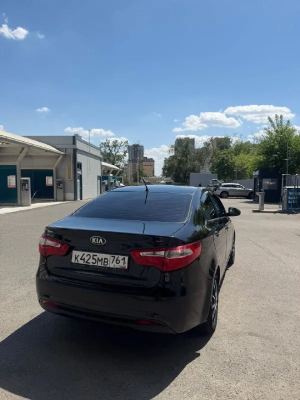 Продам kia rio 3.

Надежный и неприхотливый автомобиль. По технической части все отлично, обслуживался своевременно. Масло и расходники менялись регулярно, последняя замена масла была на пробеге 211 690 км.

Автомобиль эксплуатируется ежедневно, никаких проблем в работе нет.

По факту у машины было три владельца, последующие записи в птс связаны с переоформлением автомобиля внутри семьи. Все подробно расскажу при встрече или по телефону.

Комплектация максимальная:
• Подогрев передних сидений;
• Подогрев рулевого колеса;
• Подогрев заднего стекла;
• Подогрев зоны дворников;
• 4 Электростеклоподъемника;
• Электропривод зеркал;
• Кондиционер, полностью заправлен, охлаждает отлично;
• Мультируль, все кнопки работают;
• Abs;
• Автоматическое включение света.

По кузову есть эксплуатационные недостатки, все видно на фотографиях, ничего не скрываю.

Документы в порядке.
Цена 750.000 руб.
Звоните или пишите, отвечу на все вопросы и подробно расскажу об автомобиле.

Контакты:
+79613034565 - фотография - 2